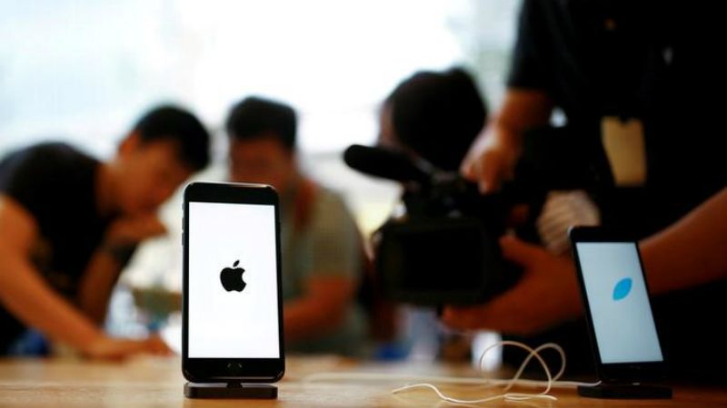 Woman Makes 20 Boyfriends Buy Her an iPhone 7 Each, Then Sells Them to Buy a House