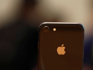 Apple Store Tips iPhone SE Branding for iPhone 9, Storage and Colour Variants Leaked