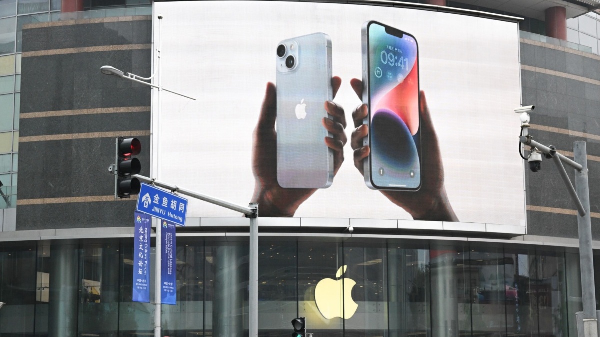 China Flags Security Problems With New iPhone 15 Models, Restricts Use in Government Departments