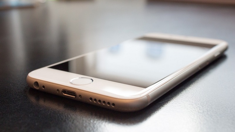 Apple Sees 'Strong Demand' for Replacement iPhone Batteries, May Offer Rebates to Those Who Paid Full Price