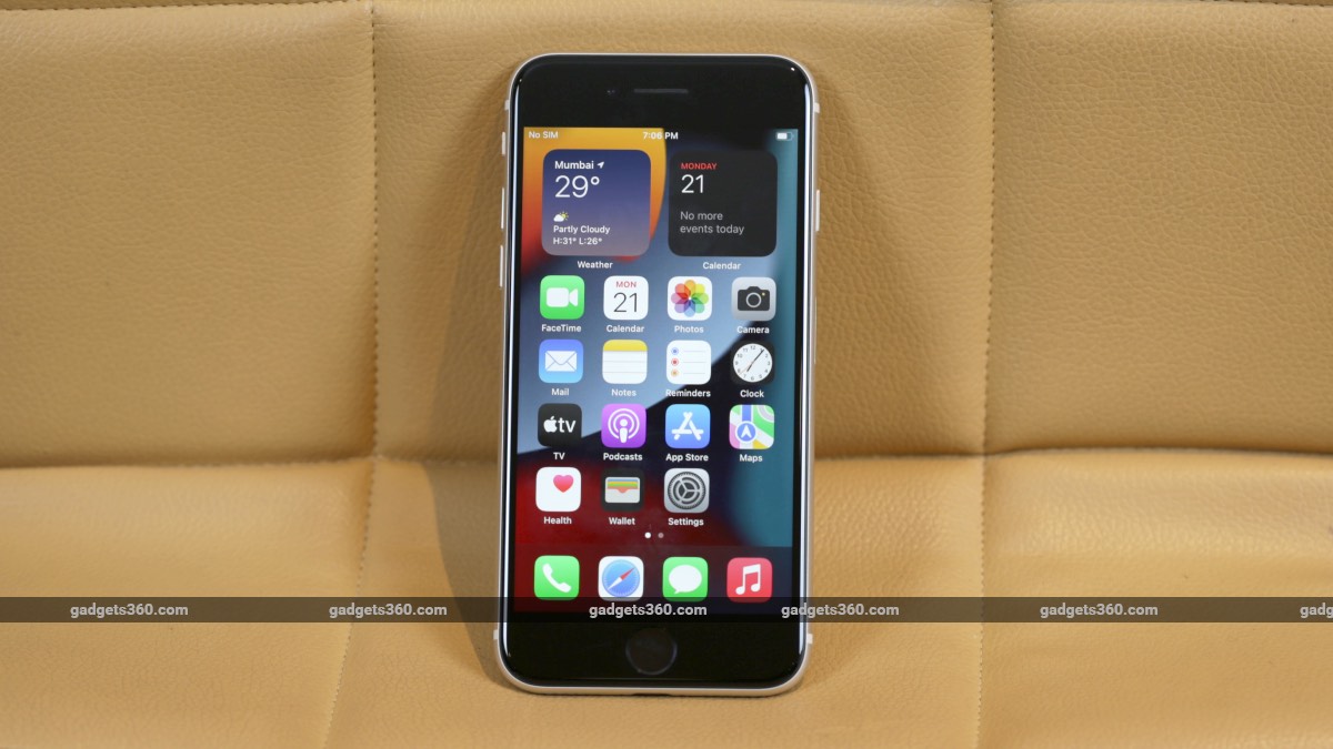 iPhone SE (2022) First Impressions: A Mix of Old and New