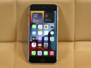 iPhone SE (2022) First Impressions: A Mix of Old and New