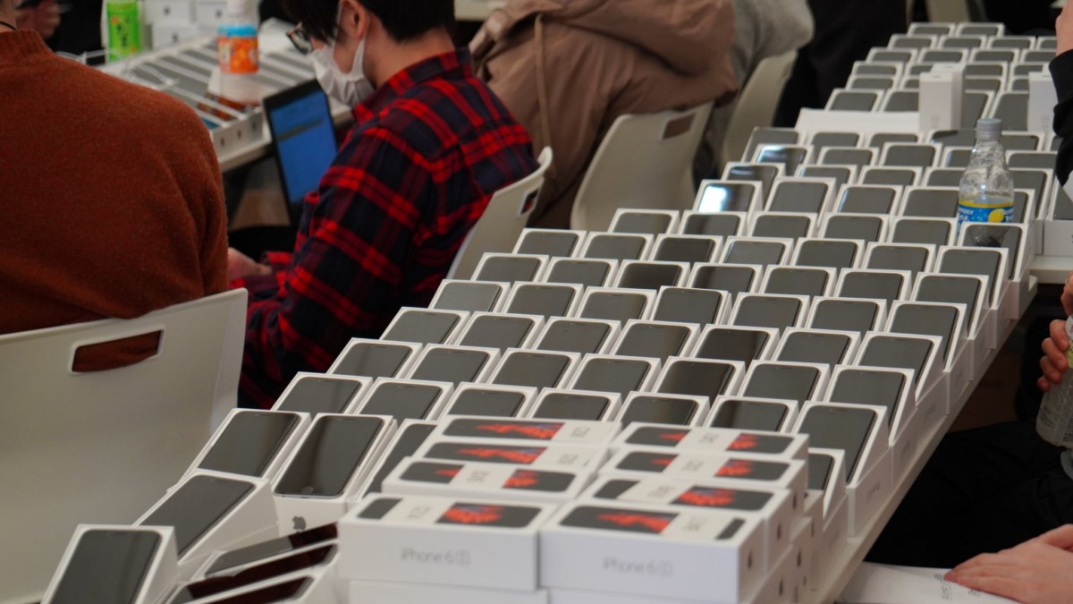 2,000 iPhones Given for Free to Passengers Aboard Coronavirus-Hit Cruise Ship Quarantined in Japan