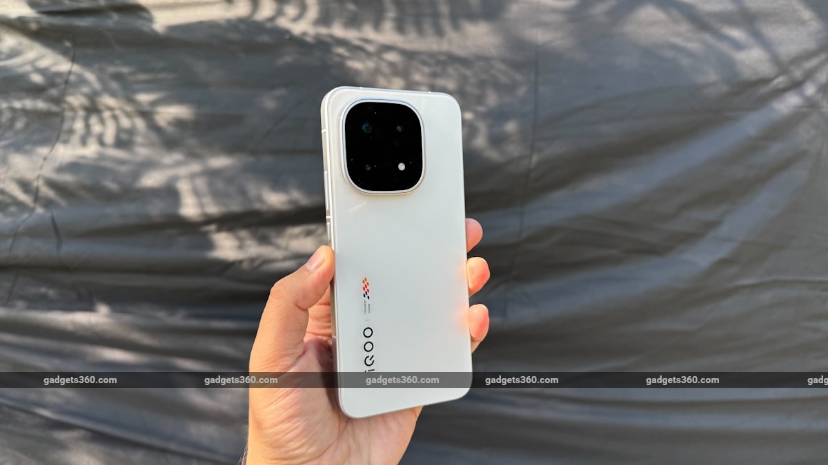 iqoo 15 rear gadgets360 iqoo-15