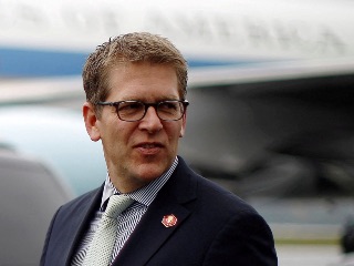 Amazon&#039;s Top Communications Executive Jay Carney to Join Airbnb as Head of Policy