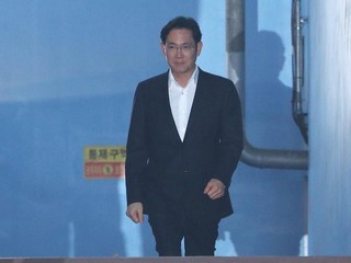 Samsung Heir Jay Y. Lee&#039;s Release Lifts Hopes for New Jobs, Investment
