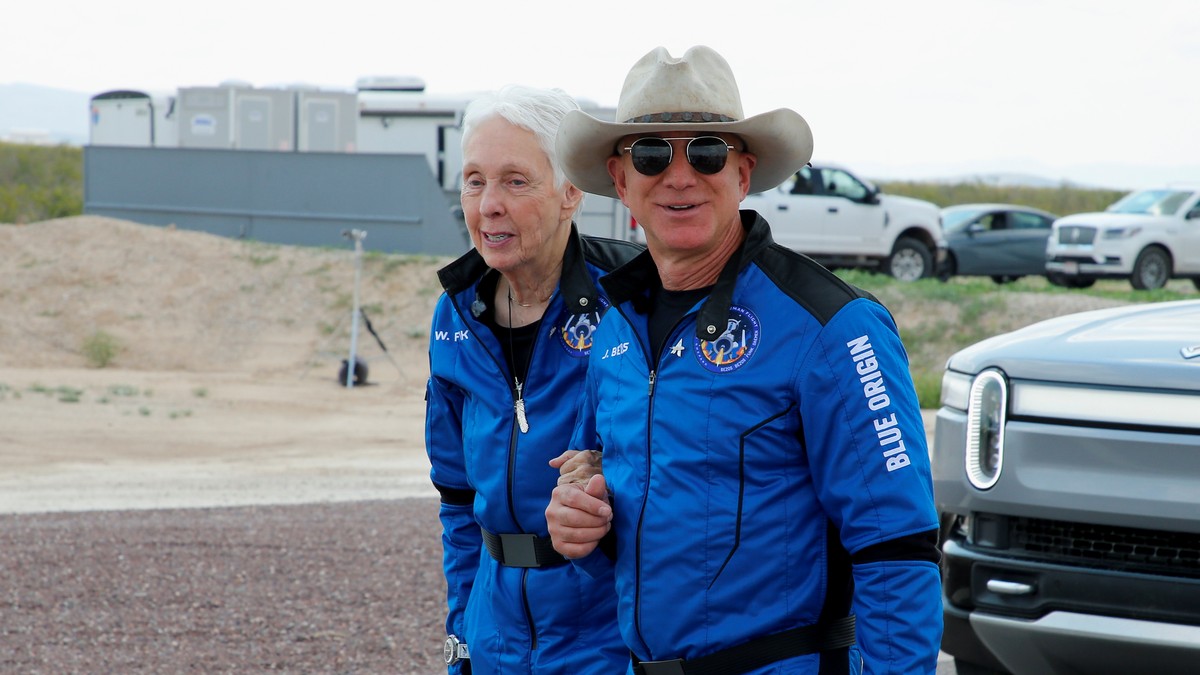 Jeff Bezos Offers NASA $2 Billion in Exchange for Blue Origin Moon Mission Contract