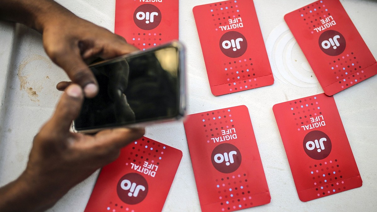 Reliance Said to Plan Big Smartphone Push After Google Deal