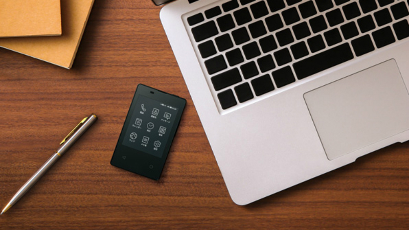 The 'World&rsquo;s Thinnest and Lightest Phone' Is the Size of a Credit Card