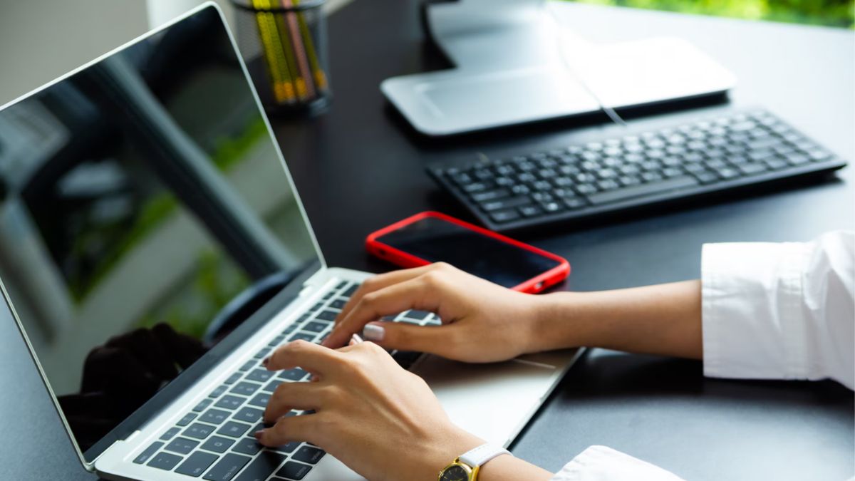 Amazon Electronics Premier League Live: Grab Mind-Boggling Discounts on Best-Selling Laptops