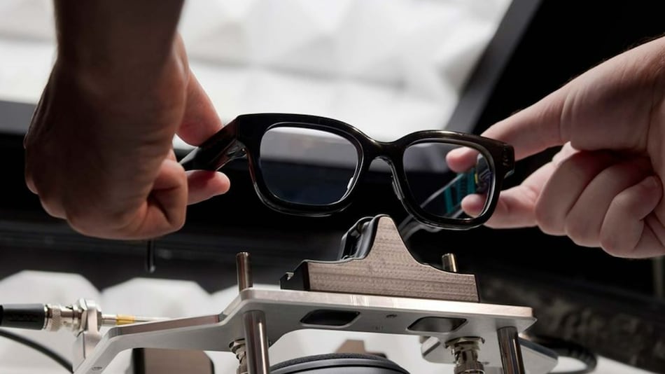 Google, Magic Leap Show Off New Android XR Glasses Prototype With In-Lens Display Google, Magic Leap Show Off New Android XR Glasses Prototype With In-Lens Display