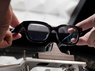 Google, Magic Leap Show Off New Android XR Glasses Prototype With In-Lens Display Google, Magic Leap Show Off New Android XR Glasses Prototype With In-Lens Display