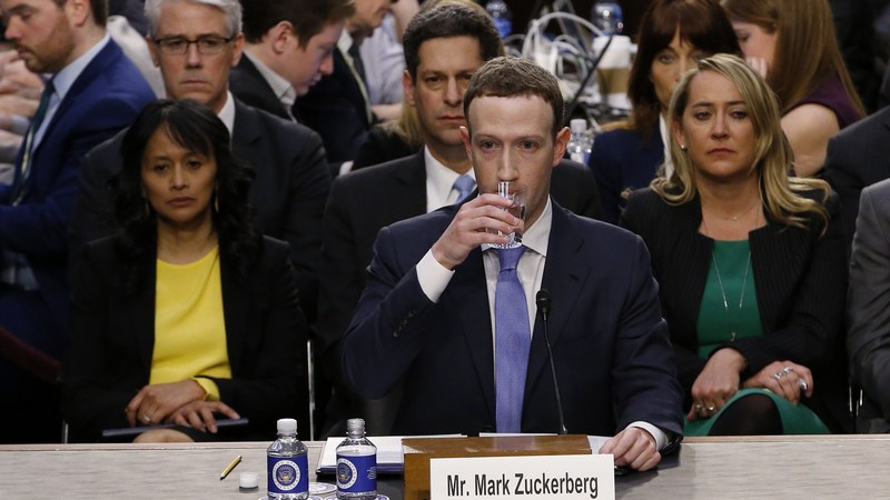 Facebook CEO Zuckerberg Resists Effort to Commit Him to Regulation
