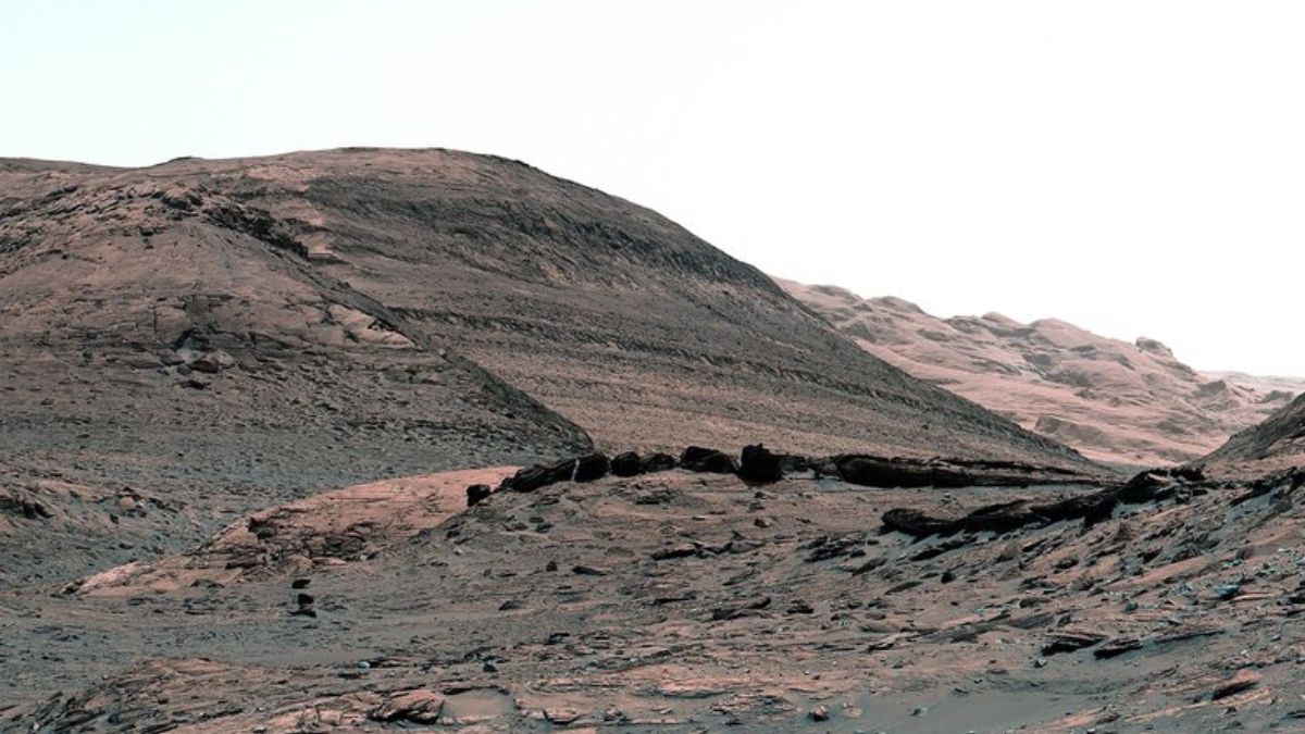 NASA&rsquo;s Curiosity Rover Catches Glimpses of Ancient Ponds and Deserts on Mars