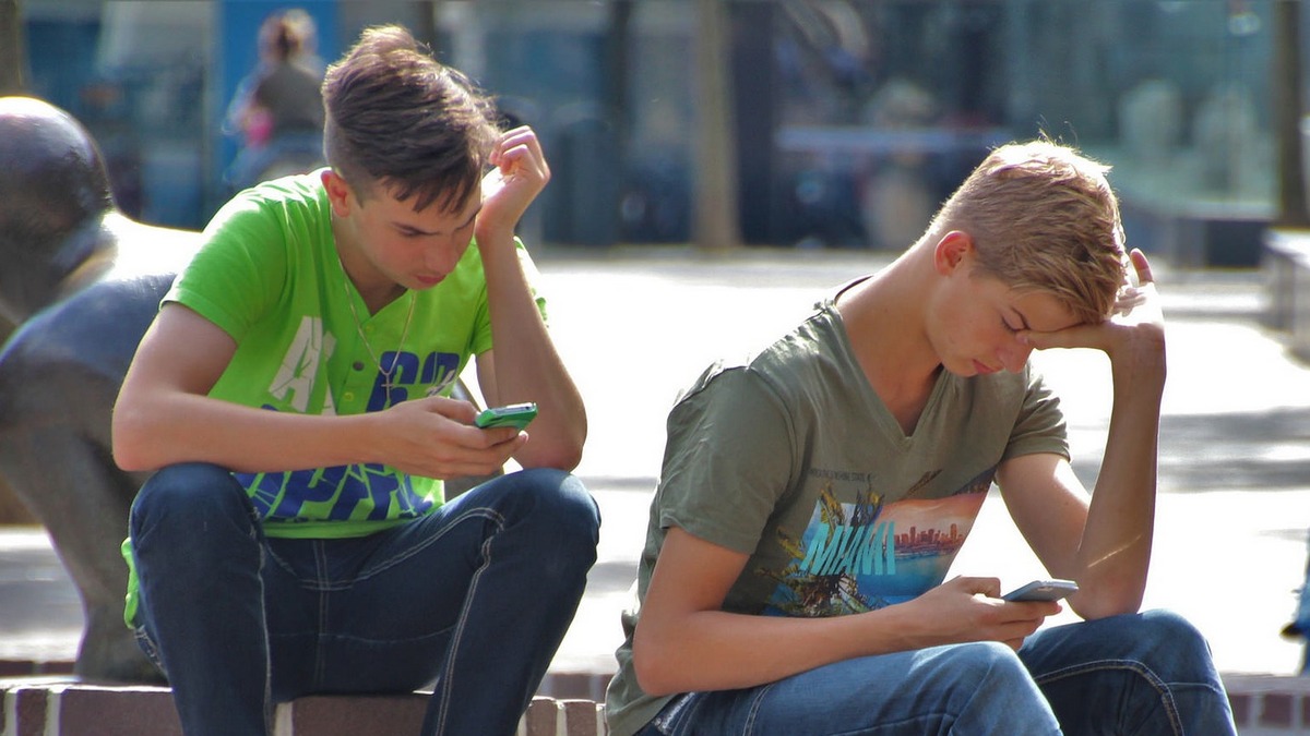 Cuts, Bruises, and Fractures: Spike Seen in Mobile Phone-Linked Face Injuries in the US