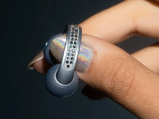Motorola Razr 60, Buds Loop With Swarovski Crystals Debut in India