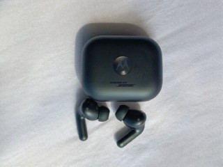 மோட்டோரோலாவின் அடுத்த பிளான் இதுதான்!  Moto Buds 2 Plus டிசைன் லீக்.. செம ஸ்டைலான புது கேஸ்ல வருது