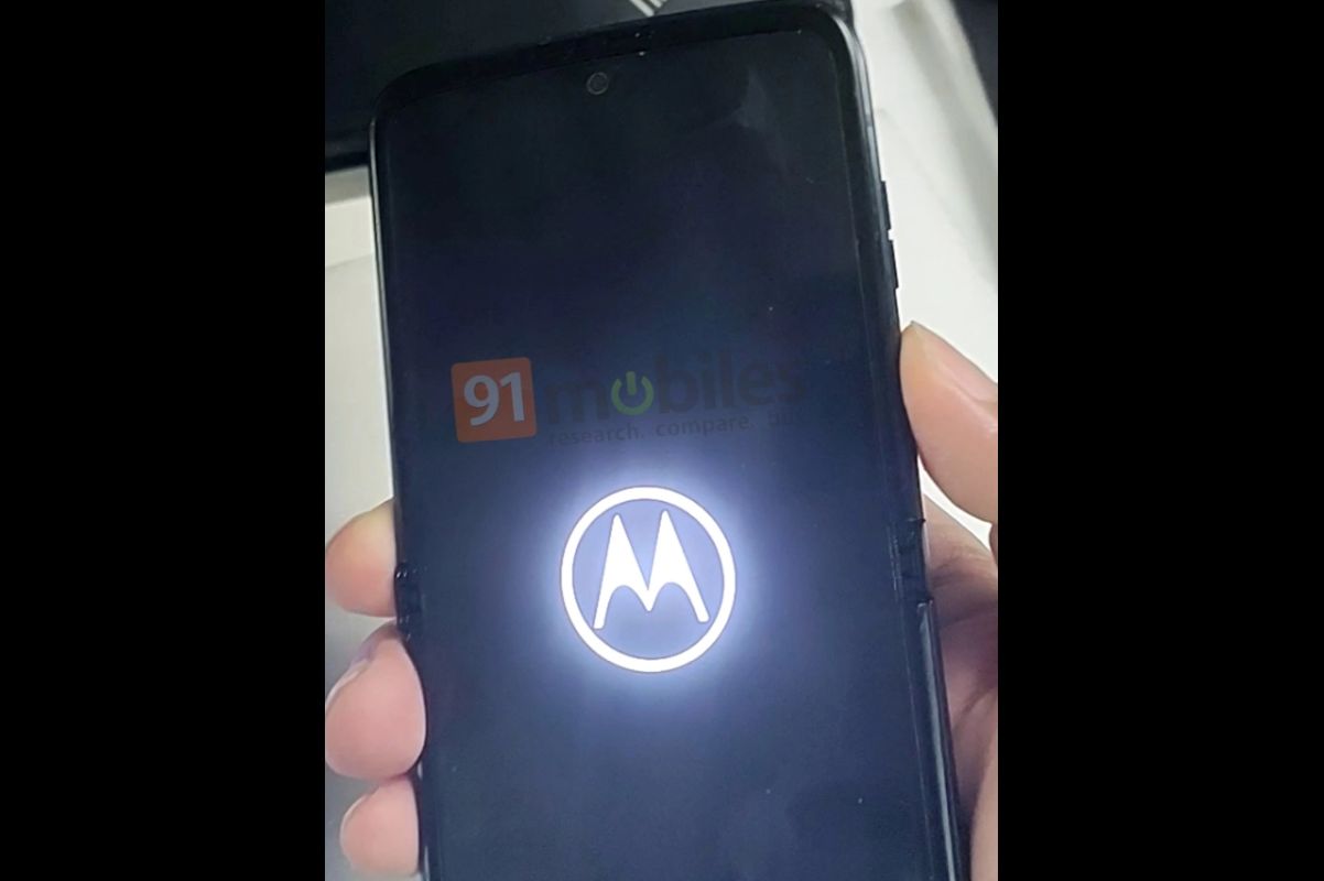 Motorola Razr 3 aka Maven Leaked in Photos, Resembles Samsung Galaxy Z Flip 3