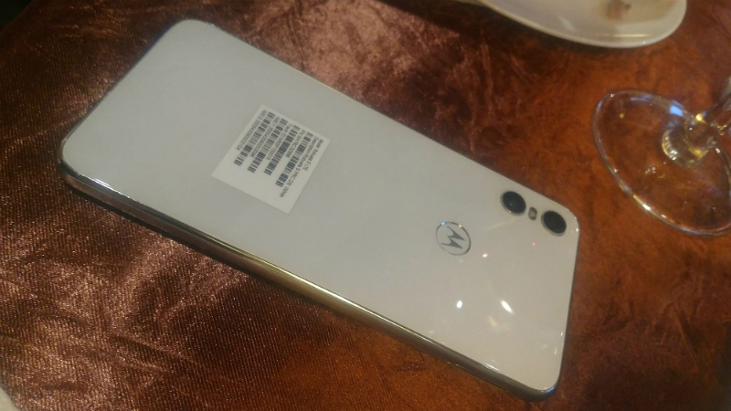 Motorola One White Colour Variant Leaked in Live Images Showing Glass Back, Vertical Dual Camera Setup
