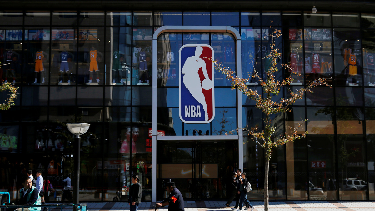 Microsoft, NBA Team Up to Put Virtual Fans in Basketball Arenas