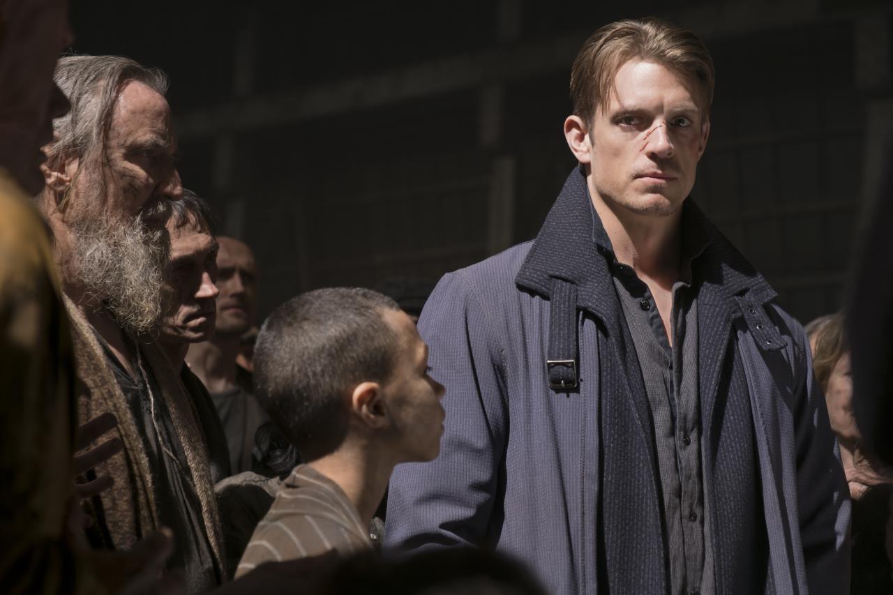 Netflix's Altered Carbon: Joel Kinnaman on Love Triangle, Being Naked on Set of Netflix's Latest Science Fiction Series