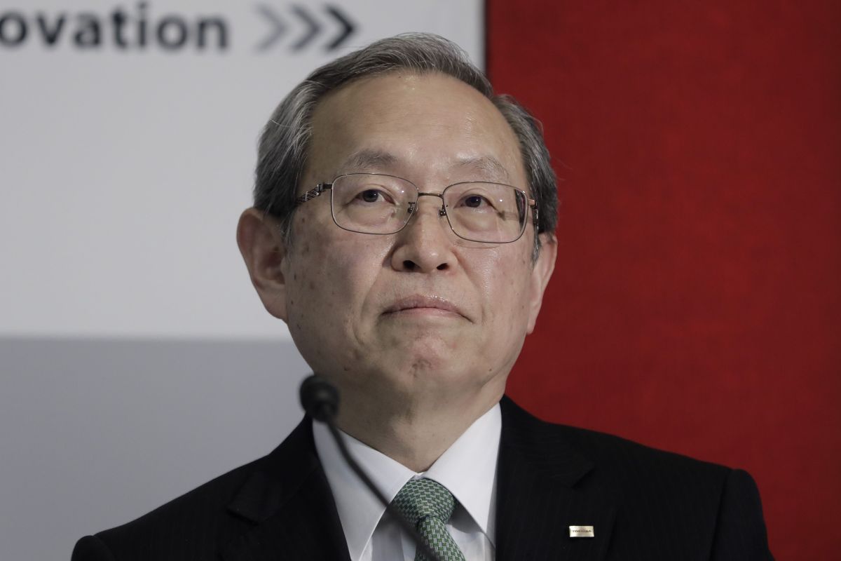 Toshiba CEO Nobuaki Kurumatani Resigns as Buyout Offer Stirs Turmoil
