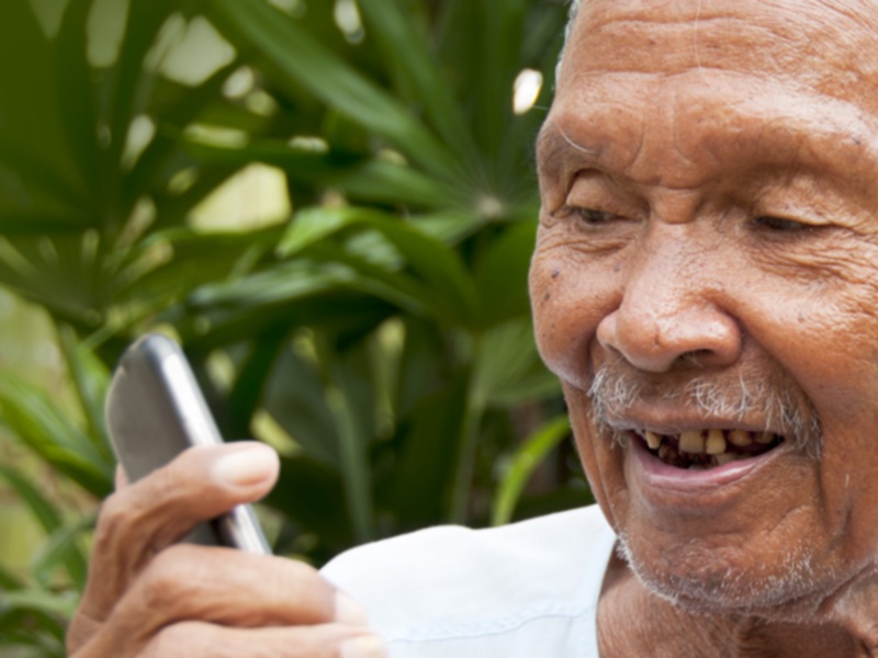 Andhra Pradesh Government to Distribute Free Mobiles for Cashless Transactions