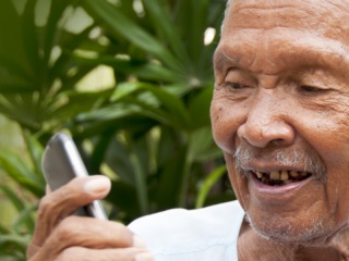 Andhra Pradesh Government to Distribute Free Mobiles for Cashless Transactions