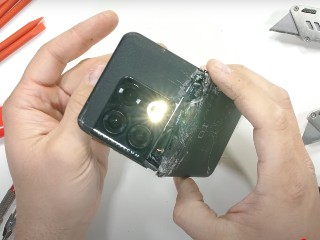 OnePlus 10 Pro Fails to Pass JerryRigEverything Bend Test, Breaks in Half