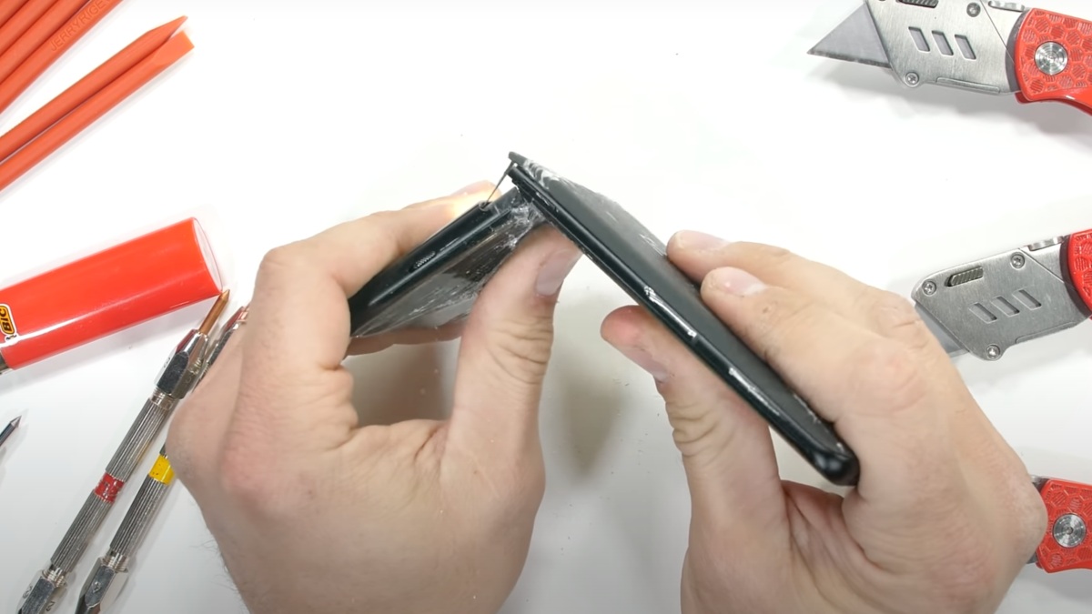 OnePlus 10 Pro Fails to Pass JerryRigEverything Bend Test, Breaks in Half