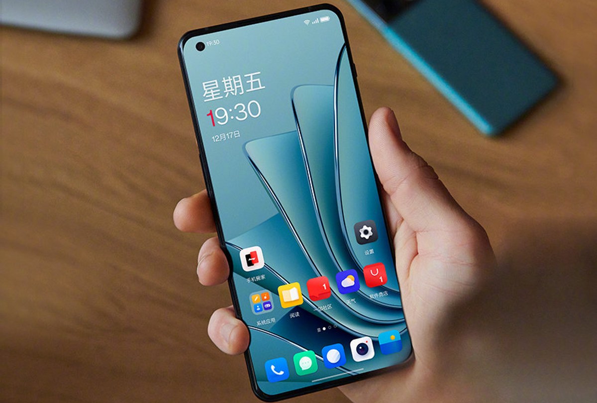 OnePlus 10 Pro Front Design Teased Ahead of January 11 Launch, China Model Confirmed to Have ColorOS 12.1