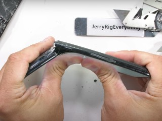 OnePlus 10T Meets Same Fate as OnePlus 10 Pro in Durability Test; Breaks in Half