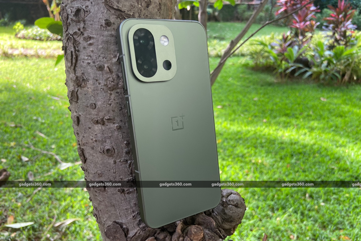 OnePlus 15R में लेटेस्ट OxygenOS अपडेट, आए बाईपास चार्जिंग जैसे कई धांसू फीचर्स