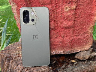 OnePlus 15 Design Allegedly Revealed via Real-Life Image at Elite Gaming League Finals in China
