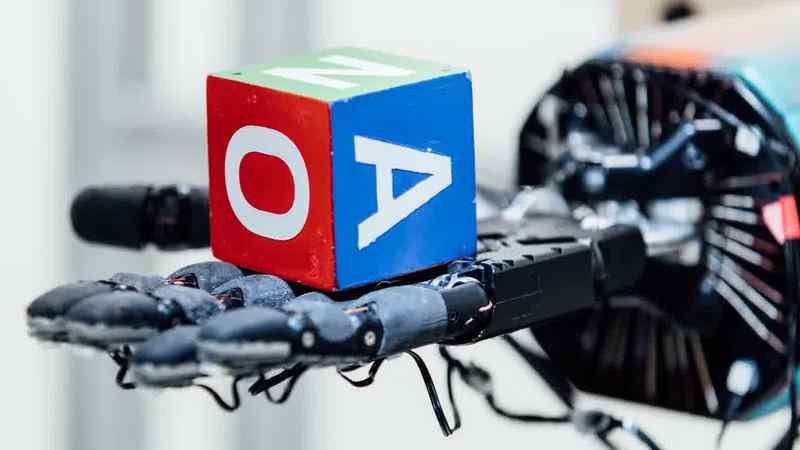 Robot Hand Learns Real World Moves in Virtual Training