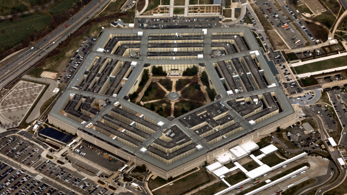 Pentagon Stalls $10 Billion Cloud Contract Eyed by Amazon