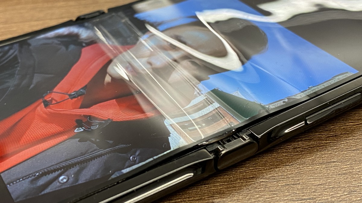 Motorola Razr Display Gives Up in a Week, Screen Separates From Top Lamination: Report