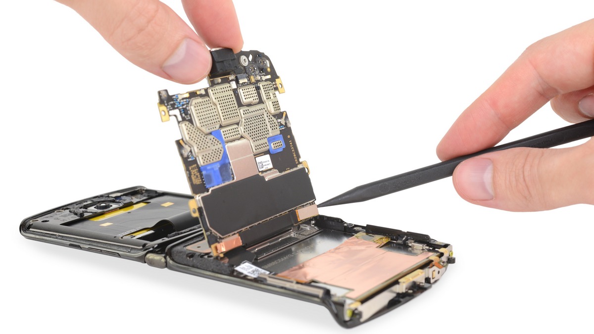 Motorola Razr (2019) Gets Torn Down, Scores 1 on iFixit's Repairability Index