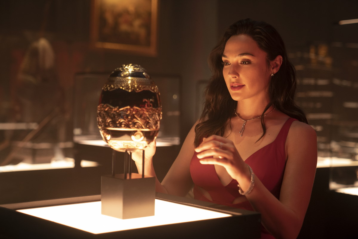 Red Notice Review: Dwayne Johnson, Ryan Reynolds, Gal Gadot Are in It for the Money