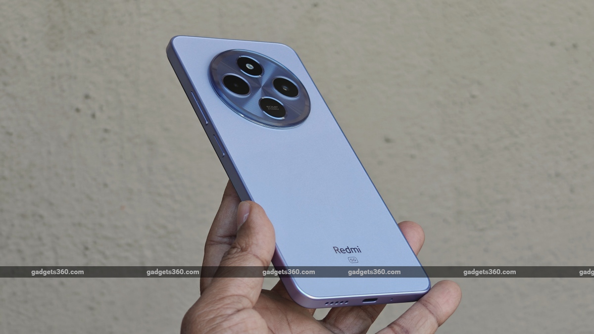 Diwali 2025 Gift Ideas: Mobile Phones, Tablets, Smartwatches and Wireless Earphones That You Can Give to Your Loved Ones