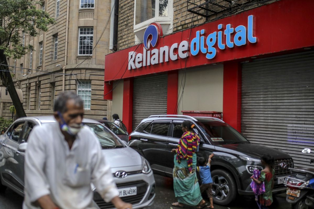 Reliance Chairman Mukesh Ambani Said to Have Put SoftBank on Waiting List for Retail Stake