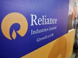 Reliance AGM 2021: Mukesh Ambani Announces Rs. 75,000-Crore Investment to Set Up &#039;Giga Factories&#039; for Clean Energy