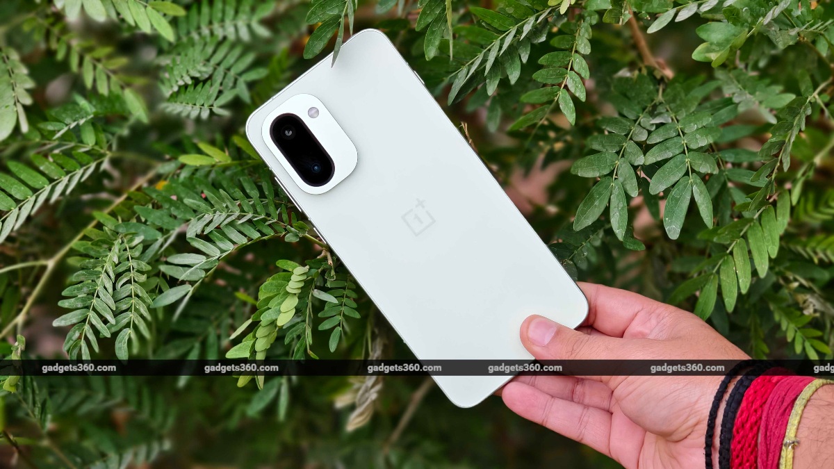 OnePlus 15R ভারতে 7400mAh ব্যাটারি, 165Hz রিফ্রেশ রেটের সঙ্গে লঞ্চ হল, দুর্ধর্ষ প্রসেসরে কাঁপাবে বাজার