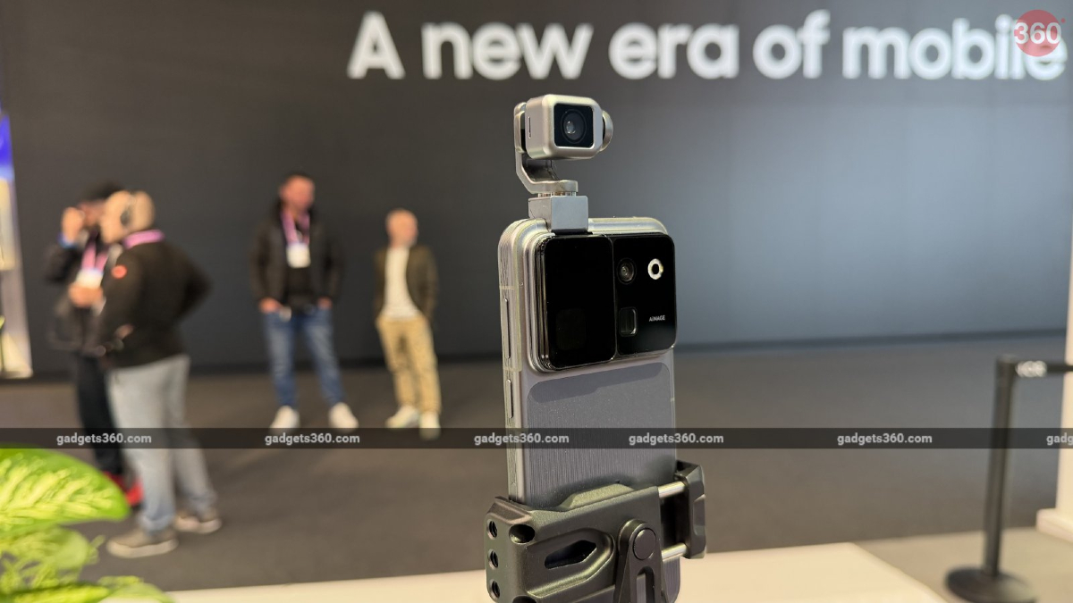 Honor Robot Phone: গানের তালে নাচবে, কথায় সায় দেবে, 200MP রোবটিক গিম্বল ক্যামেরার সাথে হাজির অভিনব ফোন