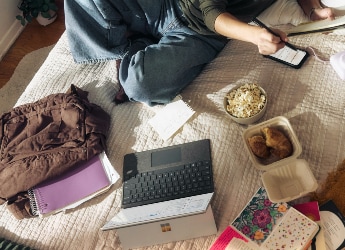 Laptop Satefy Tips: বিছানায় ল্যাপটপ রেখে কাজ করেন? বড় বিপদ ঘটার আগে আজই অভ্যাস ছাড়ুন