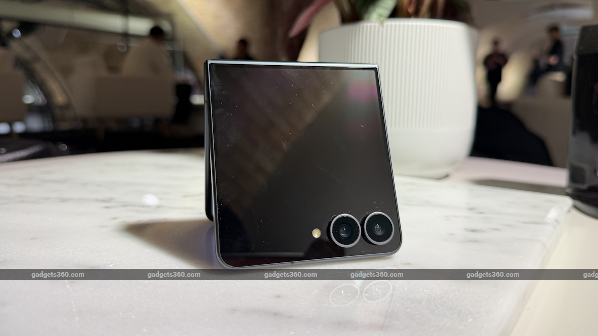 Galaxy Z Flip 8 First Impressions: Hands-On with Samsung&rsquo;s Thinnest and Lightest Flip Yet