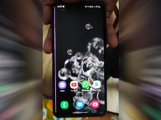 Samsung Galaxy S20+ Display Suddenly Starts Showing Vertical Lines, Some Users in India Complain