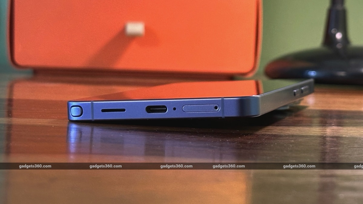 samsung galaxy s26 ultra design tilt wobble gadgets 360 SamsungGalaxyS26Ultra  Samsung