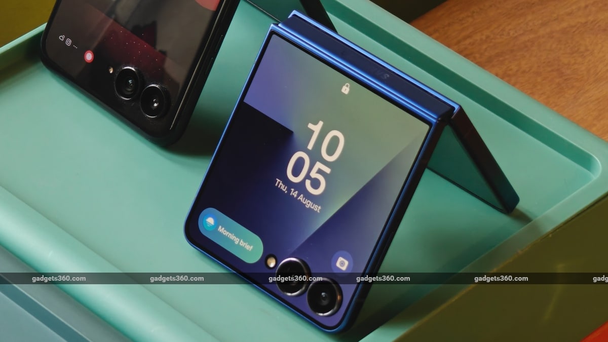 samsung galaxy z flip 7 cover display software now bar gadgets 360 SamsungGalaxyZFlip7  Samsung