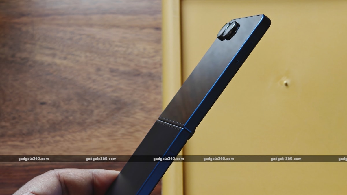 samsung galaxy z flip 7 design flat sides gadgets 360 SamsungGalaxyZFlip7  Samsung